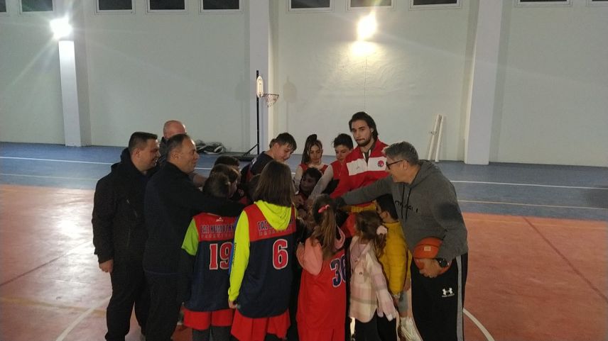 Consul General Murat Ömeroğlu meets minority children in basketball academy